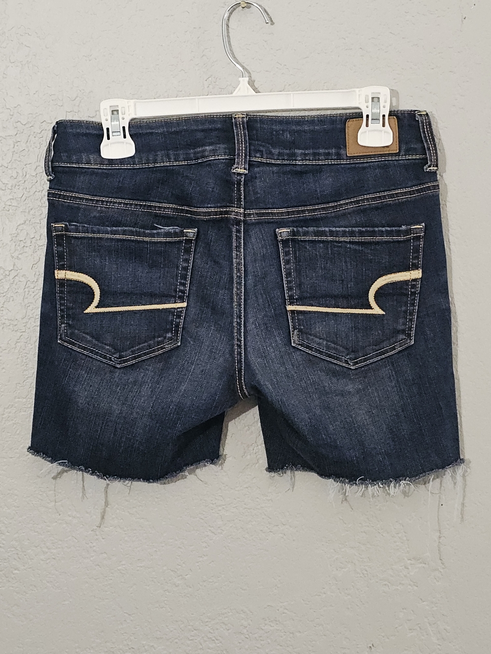 American Eagle Artist Crop Dark Wash Denim Cutoff Shorts Womens 8 Mid-Rise - Picture 5 of 7
